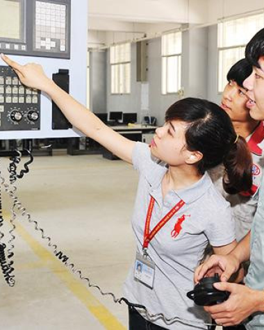 THẾ NÀO LÀ NGƯỜI HỌC NGHỀ/NGƯỜI TẬP NGHỀ? DOANH NGHIỆP CÓ CẦN PHẢI GIAO KẾT HỢP ĐỒNG ĐỐI VỚI NGƯỜI HỌC NGHỀ/NGƯỜI TẬP NGHỀ? VIỆC THAM GIA BẢO HIỂM XÃ HỘI BẮT BUỘC CHO NGƯỜI HỌC NGHỀ/NGƯỜI TẬP NGHỀ ĐƯỢC QUY ĐỊNH NHƯ THẾ NÀO?